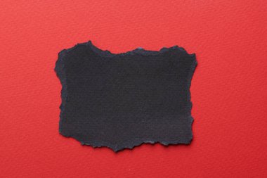 Yırtık kenarlı kağıt parçalarından sanat kolajı. Yapışkan notlar, kırmızı siyah renkler, defter sayfalarının parçalarını topluyor. Soyut arka gruplandırma