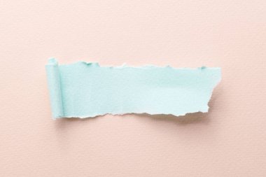 Yırtık kenarlı kağıt parçalarından sanat kolajı. Yapışkan notlar mavi bej renkleri topluyor, defter sayfalarının parçalarını topluyor. Soyut arka gruplandırma