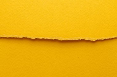 Yırtık kenarlı kağıt parçalarından sanat kolajı. Yapışkan notlar, sarı renkler, defter sayfaları. Soyut arka gruplandırma