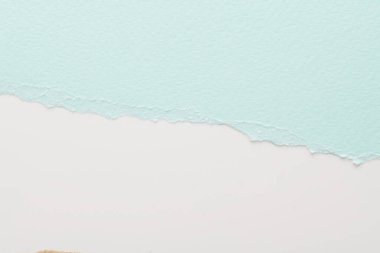 Yırtık kenarlı kağıt parçalarından sanat kolajı. Yapışkan notlar mavi beyaz renkler topluyor, defter sayfalarının parçalarını. Soyut arka gruplandırma