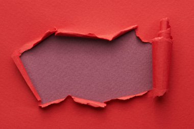 Yırtık kenarlı yırtık kağıt çerçevesi. Kopya alanı kırmızı bordo renkleri, not defteri sayfalarının parçalarını içeren metin penceresi. Soyut arka gruplandırma