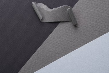 Yırtık kenarlı kağıt parçalarından sanat kolajı. Yapışkan notlar, gri siyah renkler, defter sayfaları. Soyut arka gruplandırma