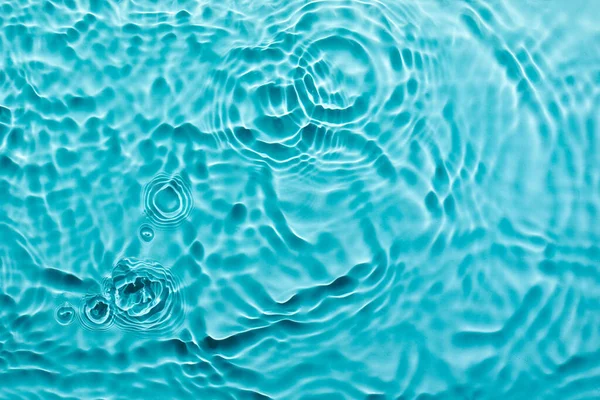 水蓝色表面抽象背景 泡沫型化妆品水保湿霜的波纹质感 — 图库照片