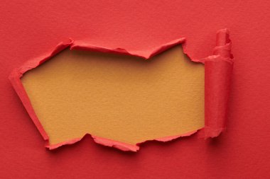 Yırtık kenarlı yırtık kağıt çerçevesi. Fotokopi alanı kırmızı kahverengi renkler, not defteri sayfalarının parçalarını içeren metin penceresi. Soyut arka gruplandırma