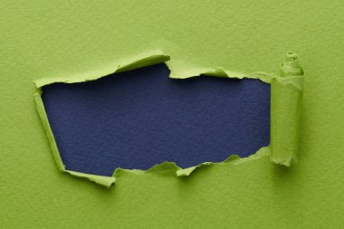Yırtık kenarlı yırtık kağıt çerçevesi. Fotokopi alanı yeşil mavi renkler, not defteri sayfalarının parçalarını içeren metin penceresi. Soyut arka gruplandırma