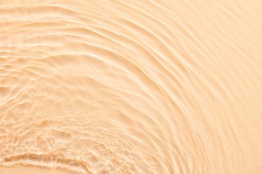 Su bej yüzeyi soyut arkaplan. Kabarcıklı kozmetik su nemlendiricisinin dalgaları ve dalgaları