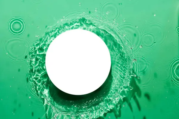 水绿色表面抽象背景 带有泡沫和白色产品基座的化妆品水保湿霜的波纹质感 — 图库照片
