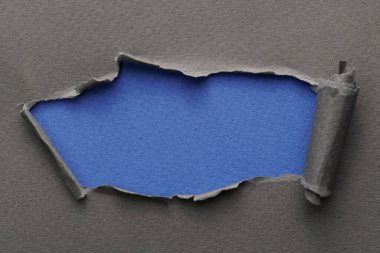 Yırtık kenarlı yırtık kağıt çerçevesi. Metni kopyalamak için pencere mavi gri renkler, not defteri sayfalarının parçaları. Soyut arka gruplandırma