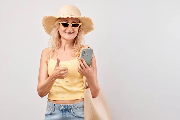 Saman Şapkalı Sarı Bluzlu Güneş Gözlüklü Akıllı Telefon Alışveriş Çantalı — Stok fotoğraf