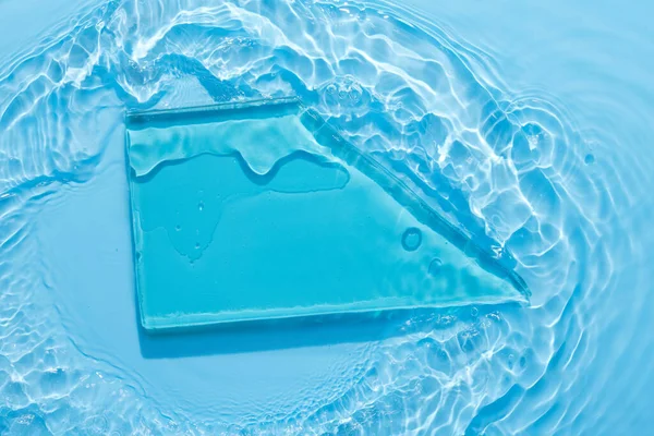 水蓝色表面抽象背景 带有气泡和透明冰晶的化妆品水保湿霜的波纹质感 — 图库照片