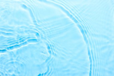 Su mavisi yüzey soyut arkaplan. Baloncuklu kozmetik su nemlendiricisinin dalgaları ve dalgaları.