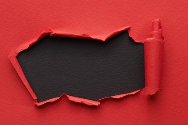 Yırtık kenarlı yırtık kağıt çerçevesi. Metni kopyalamak için pencere kırmızı siyah renkler, not defteri sayfalarının parçaları. Soyut arka gruplandırma