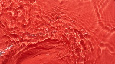 Su kırmızı yüzeyi soyut arka plan. Kabarcıklı kozmetik su nemlendiricisinin dalgaları ve dalgaları