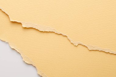 Yırtık kenarlı kağıt parçalarından sanat kolajı. Yapışkan notlar, bej beyaz renkler, defter sayfaları. Soyut arka gruplandırma