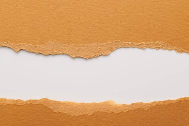 Yırtık kenarlı kağıt parçalarından sanat kolajı. Yapışkan notlar kahverengi beyaz renkler, defter sayfalarının parçalarını topluyor. Soyut arka gruplandırma