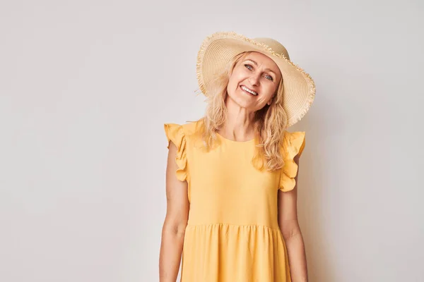 Sarı Yaz Elbisesi Hasır Şapkalı Mutlu Sarışın Kadın Portresi Beyaz — Stok fotoğraf