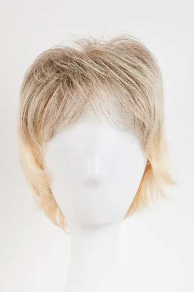 Perruque Blonde Blonde Naturelle Sur Tête Mannequin Blanche Cheveux Courts — Photo