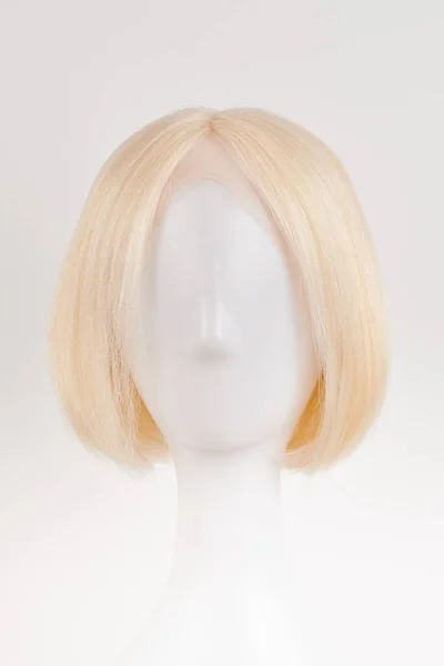 天然的金发碧眼的假发戴在白色的人体模特头上 塑料假发托架上剪短头发 白色背景隔离 — 图库照片