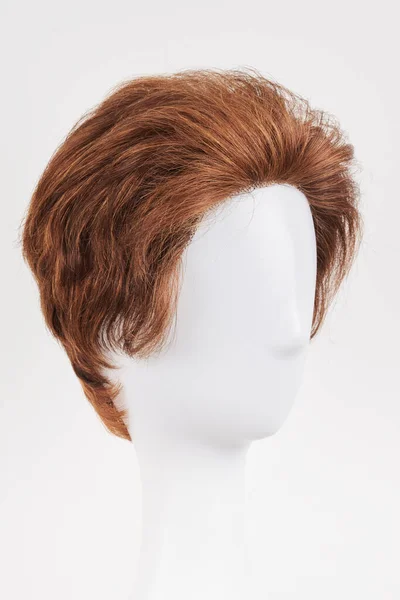 Přirozeně Vypadající Tmavá Brunetová Paruka Bílé Figuríně Krátké Hnědé Vlasy — Stock fotografie