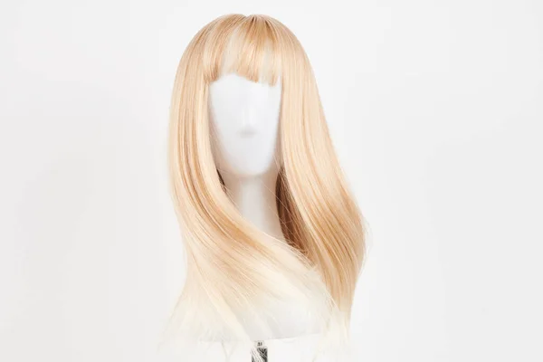 Естественно Выглядящий Светлый Парик Голове Белого Манекена Длинные Волосы Пластиковом — стоковое фото