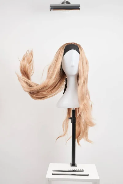 Natürliche Blonde Perücke Auf Weißem Schaufensterpuppenkopf Lange Haare Auf Dem — Stockfoto