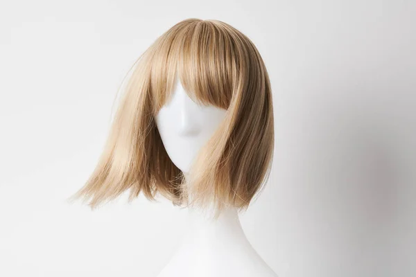 Naturalnie Wyglądająca Blond Peruka Białej Głowie Manekina Krótkie Włosy Plastikowym — Zdjęcie stockowe