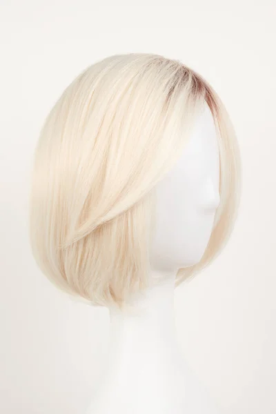 Φαίνονται Ξανθά Περούκα Λευκό Κεφάλι Μανεκέν Κοντά Μαλλιά Κομμένα Στο — Φωτογραφία Αρχείου