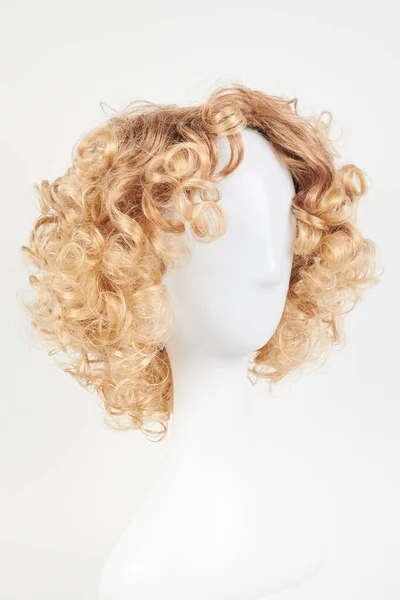 天然的金发碧眼的假发戴在白色的人体模特头上 在白色背衬上隔离的塑料假发架上剪短头发 — 图库照片