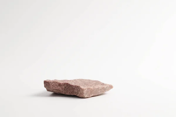 Pedestal Piedra Texturizada Plana Rosa Roja Sobre Fondo Blanco Plantilla —  Fotos de Stock