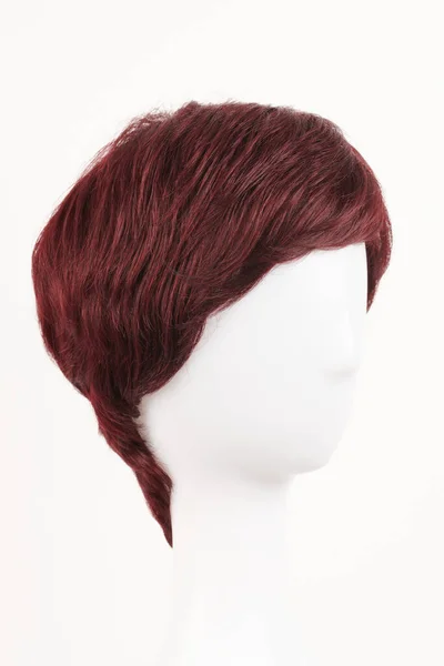 Perruque Brune Rouge Naturelle Sur Tête Mannequin Blanche Cheveux Foncés — Photo