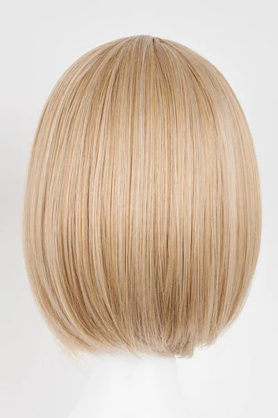 자연적인 금발의 공정한 화이트 마네킹 플라스틱 홀더에 머리카락을 — 스톡 사진