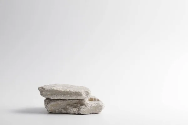 灰色の平らなテクスチャされた石の台座白い背景 モックアップのためのテンプレート 最小限のコンセプト 空の表彰台ディスプレイ製品 プレゼンテーションシーン — ストック写真