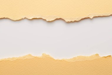 Yırtık kenarlı kağıt parçalarından sanat kolajı. Yapışkan notlar, bej beyaz renkler, defter sayfaları. Soyut arka gruplandırma