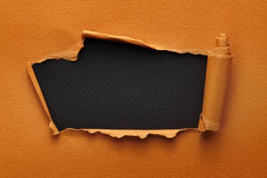 Yırtık kenarlı yırtık kağıt çerçevesi. Metni kopyalamak için pencere, siyah kahverengi renkler, not defteri sayfalarının parçaları. Soyut arka gruplandırma