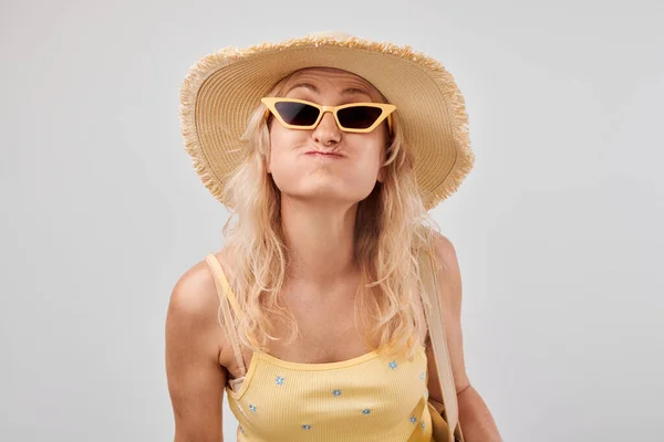 Porträt Einer Erwachsenen Frau Sommerkleidung Mit Aufgeblasenen Wangen Und Lustigem — Stockfoto