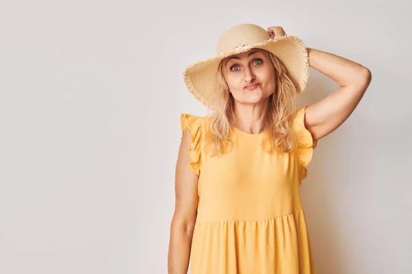 Yazın Sarı Elbiseli Zeki Olgun Bir Kadının Portresi Kafa Karıştırıcı — Stok fotoğraf