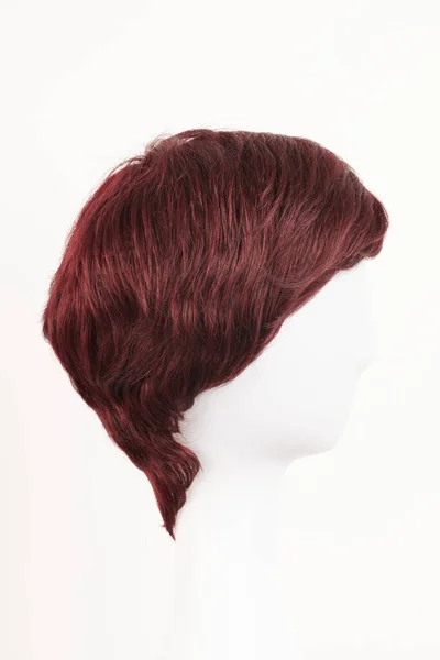 Естественно Выглядящий Красный Парик Брюнета Белой Голове Манекена Темные Волосы — стоковое фото