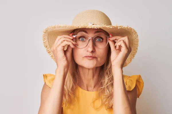 Beyaz Stüdyo Arka Planında Izole Edilmiş Gözlüklü Yaşında Bir Kadının — Stok fotoğraf