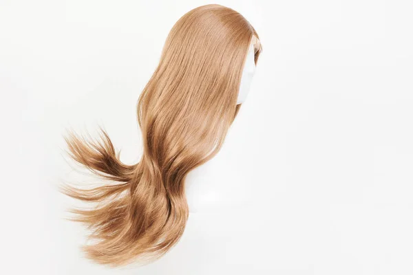 Natürliche Dunkelblonde Perücke Auf Weißem Schaufensterpuppenkopf Lange Blonde Haare Geschnitten — Stockfoto