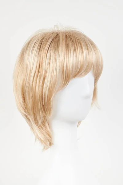 자연적인 금발의 공정한 화이트 마네킹 Backgroun에 플라스틱 홀더에 머리카락을 — 스톡 사진