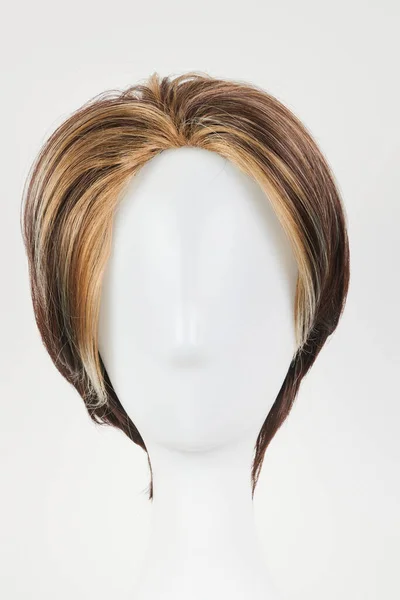 Natürliche Dunkelbraune Perücke Auf Weißem Schaufensterpuppenkopf Kurze Braune Haare Perückenhalter — Stockfoto