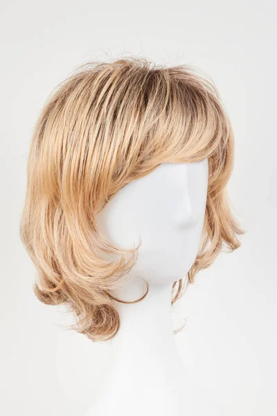 Naturalnie Wyglądająca Blond Peruka Białej Głowie Manekina Krótkie Włosy Plastikowym — Zdjęcie stockowe