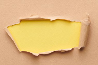 Yırtık kenarlı yırtık kağıt çerçevesi. Kopya alanı sarı bej renkli metin penceresi, not defteri sayfalarının parçaları. Soyut arka gruplandırma