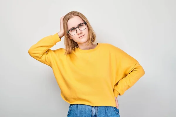 メガネ付きの賢い金髪の学生ガールは コピースペースでホワイトスタジオの背景で孤立した考えに触れます スマート — ストック写真