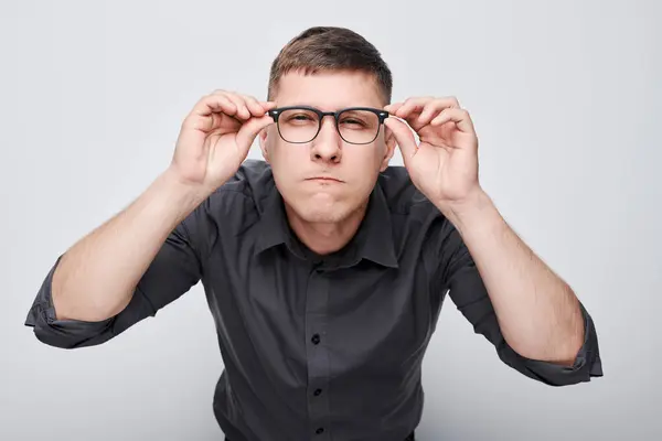 Gözlüklü Genç Erkek Portresi Beyaz Stüdyo Arka Planında Izole Edilmiş — Stok fotoğraf
