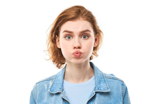 白いスタジオの背景に隔離された面白い顔で頬をふるう若い赤毛の女性の肖像画 ユーモアコンセプト 空気狂気の表現で膨張した口 — ストック写真