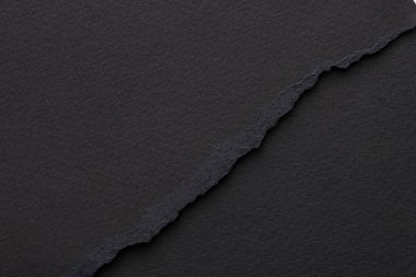 Yırtık kenarlı kağıt parçalarından sanat kolajı. Yapışkan notlar siyah renkler, defter sayfalarının parçalarını topluyor. Soyut arka gruplandırma