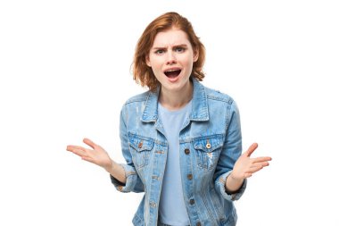 Çığlık atan kızgın genç bir kadının portresi beyaz stüdyo arka planında el çırpıyor. Şeytan suratlı. İnsani duygular, yüz ifadesi