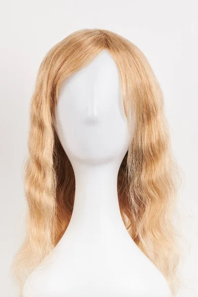Natuurlijk Uitziende Blonde Pruik Witte Mannequin Hoofd Lang Haar Plastic — Stockfoto