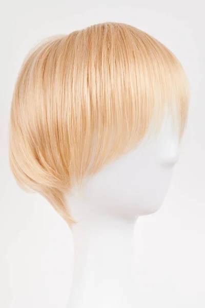 자연적인 금발의 공정한 화이트 마네킹 사이드 플라스틱 홀더에 머리카락을 — 스톡 사진
